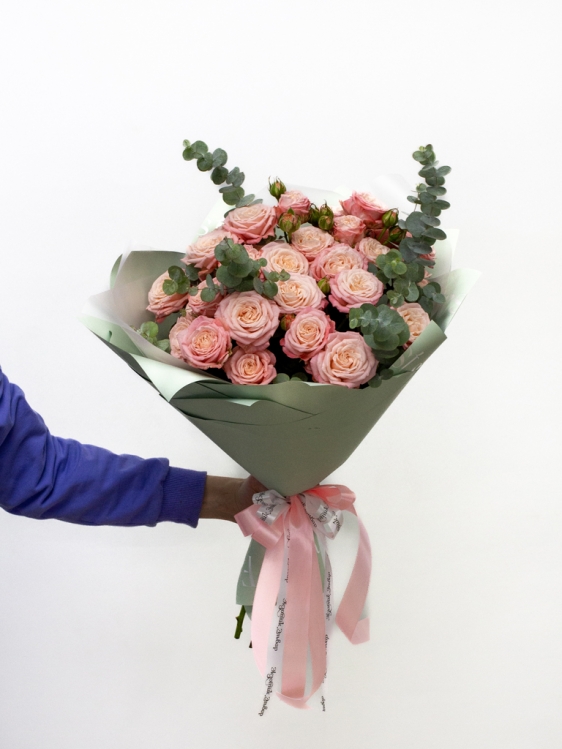 Букет из розовой кустовой розы с эвкалиптом - вид 2 миниатюра