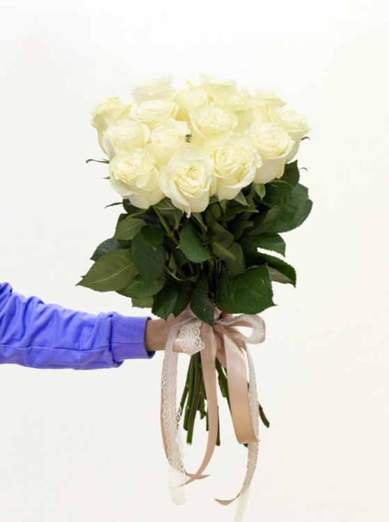 Букет из 15 белых роз - вид 1 миниатюра